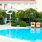 Palace Del Mar