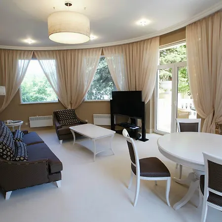 Palace Del Mar מלון 5*