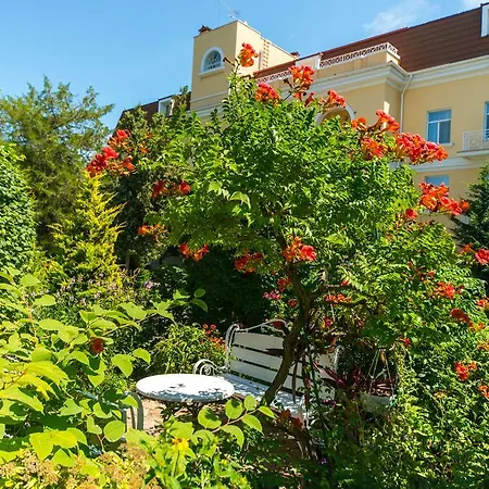 Palace Del Mar Готель