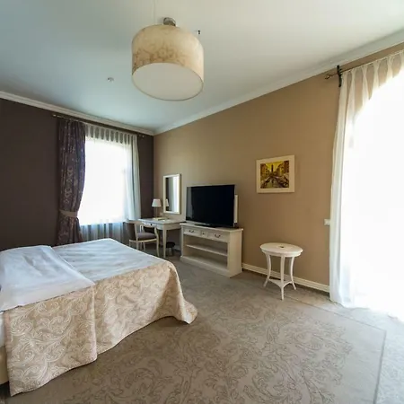 Palace Del Mar Готель